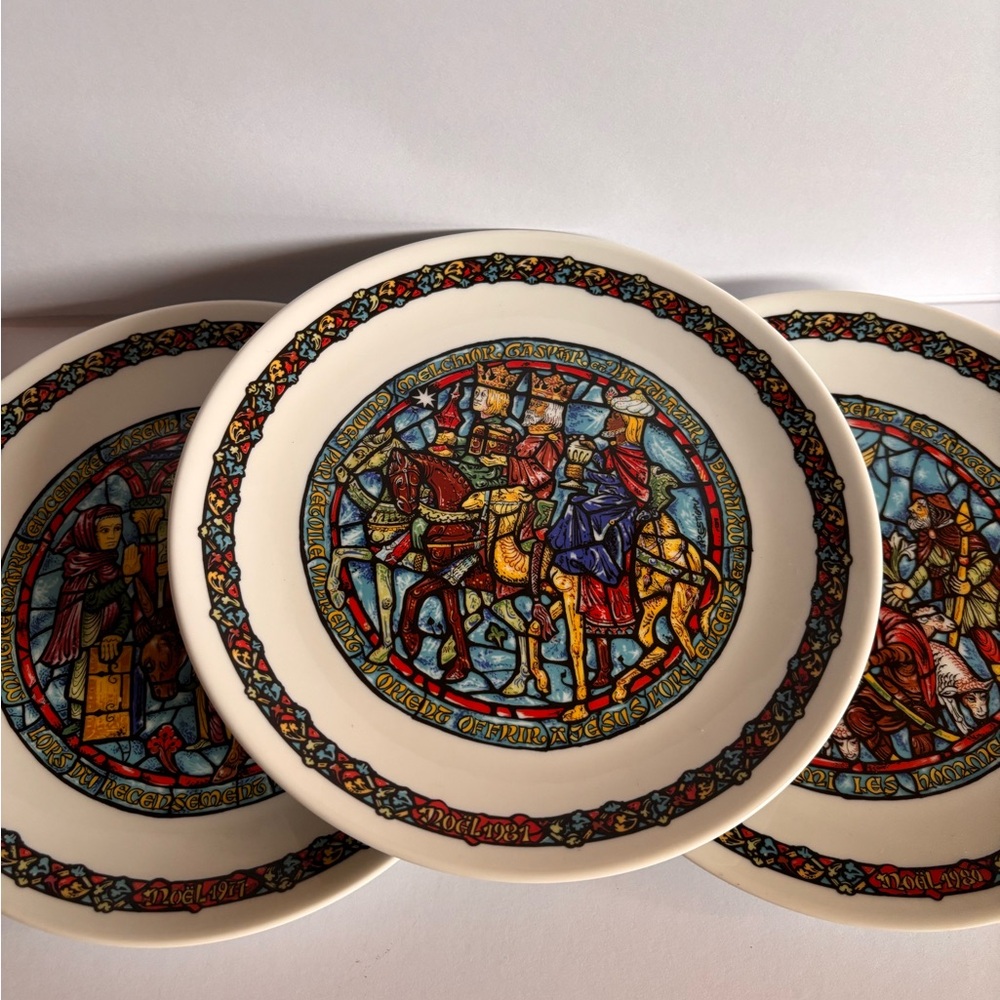 D'Arceau Limoges  Collector plate part of the Noel Vitrail 3 of 6 series.